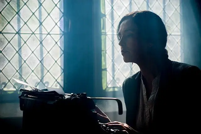 Escritora en máquina de escribir, hacia los servidores web