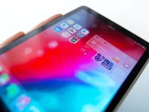 Computación 2010; El iPad demostró que un dispositivo de pantalla grande podía ser utilizado para el ocio y la productividad sin la necesidad de un ratón o teclado físico